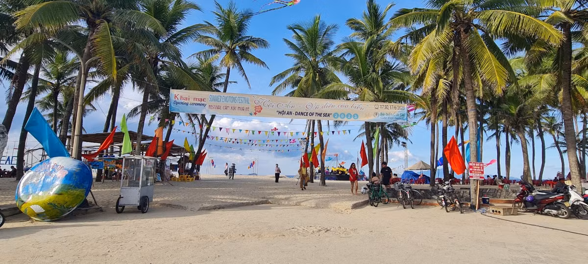 Ngắm bãi biển Cửa Đại hôm nay, du khách ít ai có thể hình dung rằng từ năm 2021 trở về trước, bãi biển đẹp nhất nhì Hội An này bị nước biển xâm thực, mỗi năm sóng cuốn trôi hàng trăm mét.