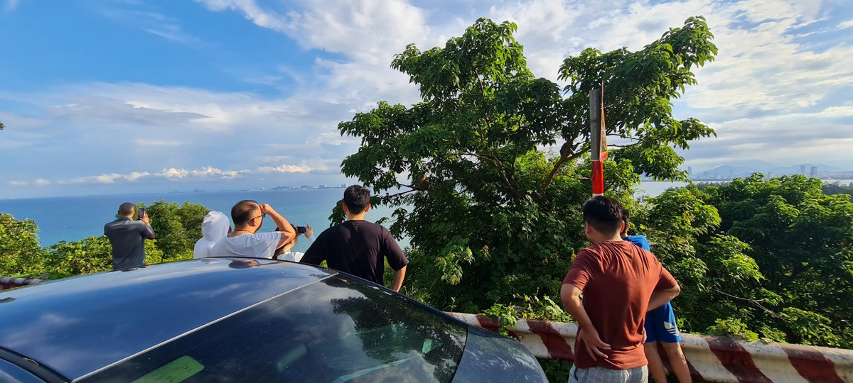 Không ít du khách tò mò thích thú khi dạo quanh Núi Khỉ giữa lòng thành phố.