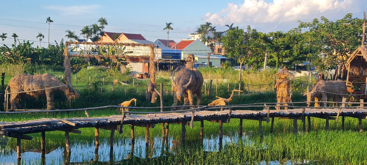 Đàn trâu thong thả gặm cỏ thỉnh thoảng ngóng đầu ngơ ngác lắng nghe tiếng sáo du dương dìu dặt của bọn trẻ đâu đây. Giữa những bộn bề của cuộc sống, ta bỗng muốn trở về với tuổi thơ diệu kỳ...