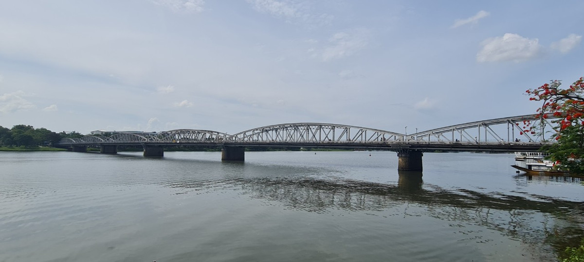 Lần thứ nhất, sau khi cầu được đưa vào sử dụng được 5 năm, đến năm 1904, một trận bão lớn đã xô đổ cây cầu. Lần thứ hai là vào năm 1946, trong cuộc chiến tranh chống thực dân Pháp, cầu Trường Tiền bị đánh sập. Đến năm 1953 cầu được sửa chữa hoàn chỉnh. Hơn 10 năm sau, vào mùa xuân Mậu Thân 1968, cầu Trường Tiền một lần nữa bị giật sập trong chiến tranh.