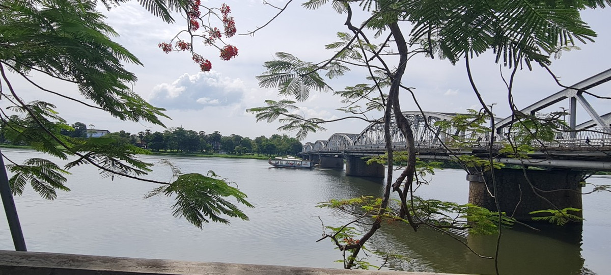 ây cũng là một trong những cây cầu sắt đầu tiên của Đông Dương được xây dựng bằng kỹ thuật mới vào cuối thế kỷ XIX - đầu XX.