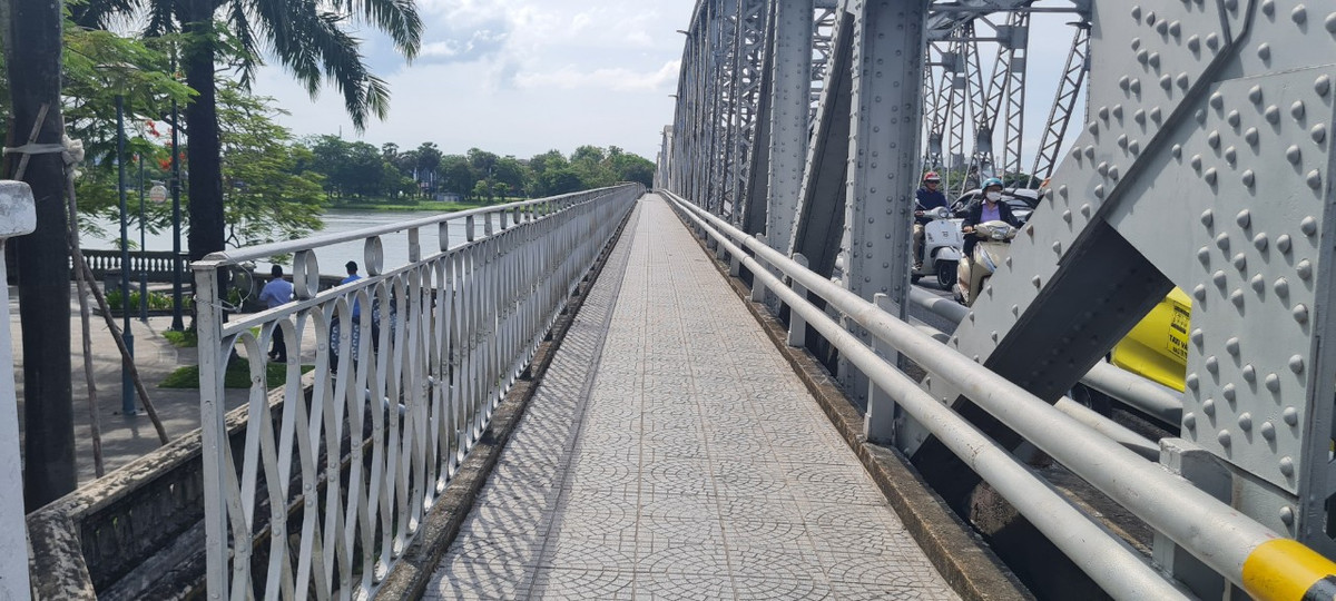 Năm 1775 chúa Trịnh sau khi chiếm được thành Phú Xuân đã cho lập xưởng đúc tiền ở phía bờ bắc sông Hương. Bến đò cạnh đó được gọi là bến đò Trường Tiền.