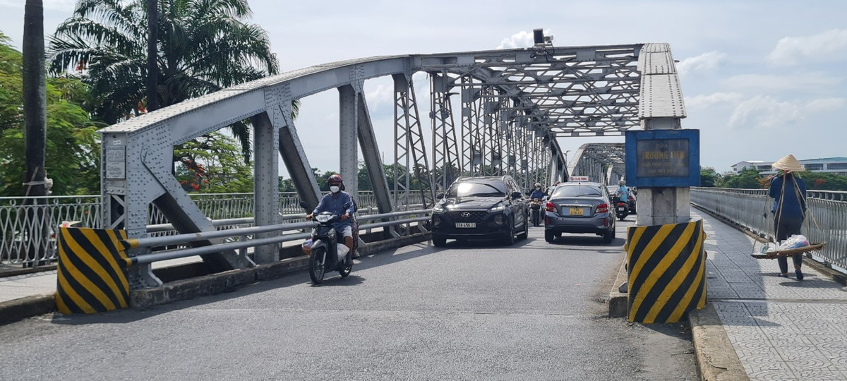 Và cây cầu sắt xây dựng chỗ bến đò cũng được dân gian gọi là cầu Trường Tiền. Cái tên đó lưu truyền suốt hơn thế kỷ qua và mặc nhiên trở thành tên gọi chính thức của cây cầu độc đáo này.