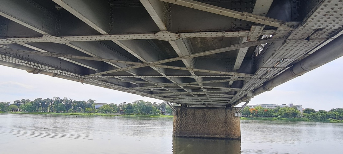 Kể từ khi cầu Trường Tiền hoàn thành vào năm 1899, người dân xứ Huế đã ba lần chứng kiến cây cầu này đổ sập xuống dòng sông Hương. Đây có lẽ là cây cầu nhiều lần gãy nhịp và được dựng lại nhất ở Việt Nam.