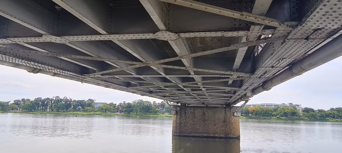 Kể từ khi cầu Trường Tiền hoàn thành vào năm 1899, người dân xứ Huế đã ba lần chứng kiến cây cầu này đổ sập xuống dòng sông Hương. Đây có lẽ là cây cầu nhiều lần gãy nhịp và được dựng lại nhất ở Việt Nam.