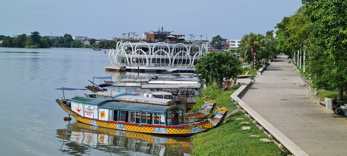 Đến với cầu Trường Tiền, dạo bước dưới hàng cây xanh ven dòng sông Hương thơ mộng là một trải nghiệm thú vị với nhiều du khách.