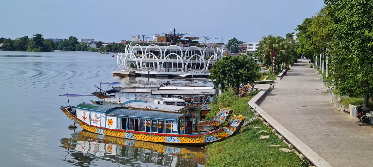 Đến với cầu Trường Tiền, dạo bước dưới hàng cây xanh ven dòng sông Hương thơ mộng là một trải nghiệm thú vị với nhiều du khách.