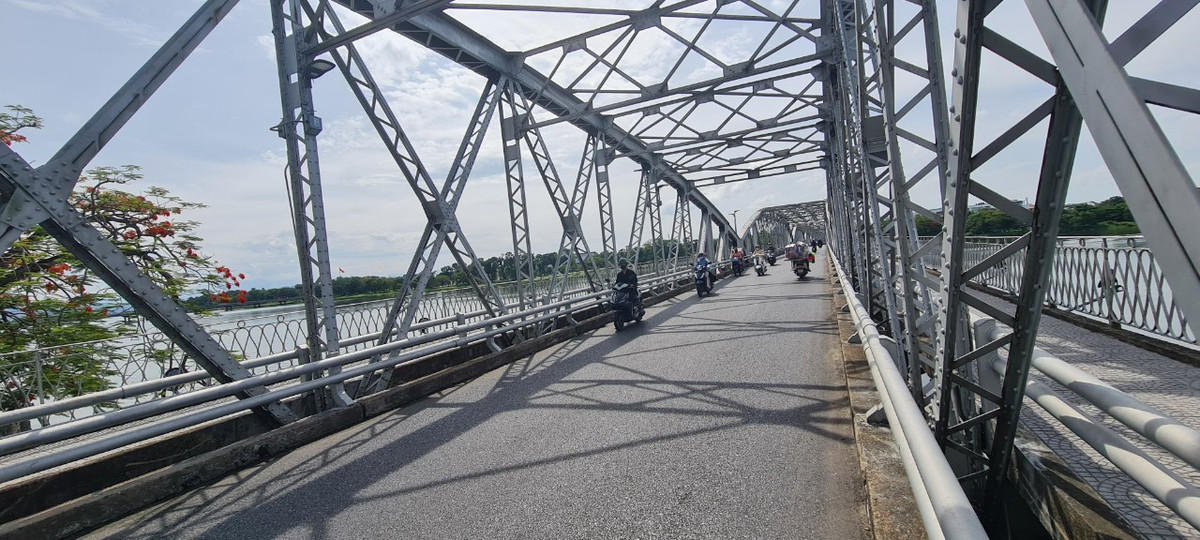 Sau một lần trùng tu, sửa chữa, đơn vị thi công đã tự ý đổi tên Trường Tiền thành Tràng Tiền và gắn bảng tên cầu Tràng Tiền ở phía đầu cầu. Sau này, chính quyền sở tại đã đặt lại tên cầu là Trường Tiền. Tuy nhiên, từ đó đến nay, hai cái tên cầu Trường Tiền và Tràng Tiền vẫn song hành với nhau.