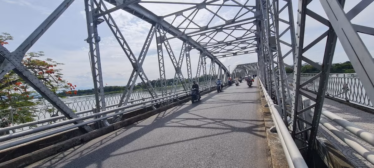 Sau một lần trùng tu, sửa chữa, đơn vị thi công đã tự ý đổi tên Trường Tiền thành Tràng Tiền và gắn bảng tên cầu Tràng Tiền ở phía đầu cầu. Sau này, chính quyền sở tại đã đặt lại tên cầu là Trường Tiền. Tuy nhiên, từ đó đến nay, hai cái tên cầu Trường Tiền và Tràng Tiền vẫn song hành với nhau.