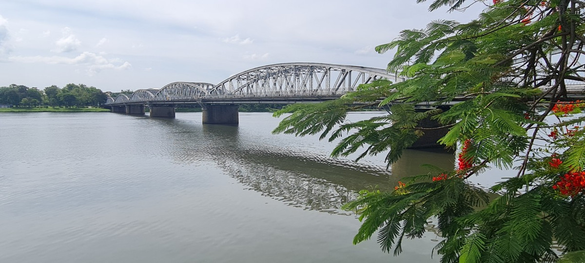  Cầu Trường Tiền hay còn gọi là cầu Tràng Tiền, cầu Thành Thái, là cây cầu đầu tiên được bắc qua sông Hương (TP. Huế), nối liền con đường thiên lý Bắc - Nam cách trở đò giang suốt mấy thế kỷ, chấm dứt sự chia cắt ngay giữa kinh đô Huế.