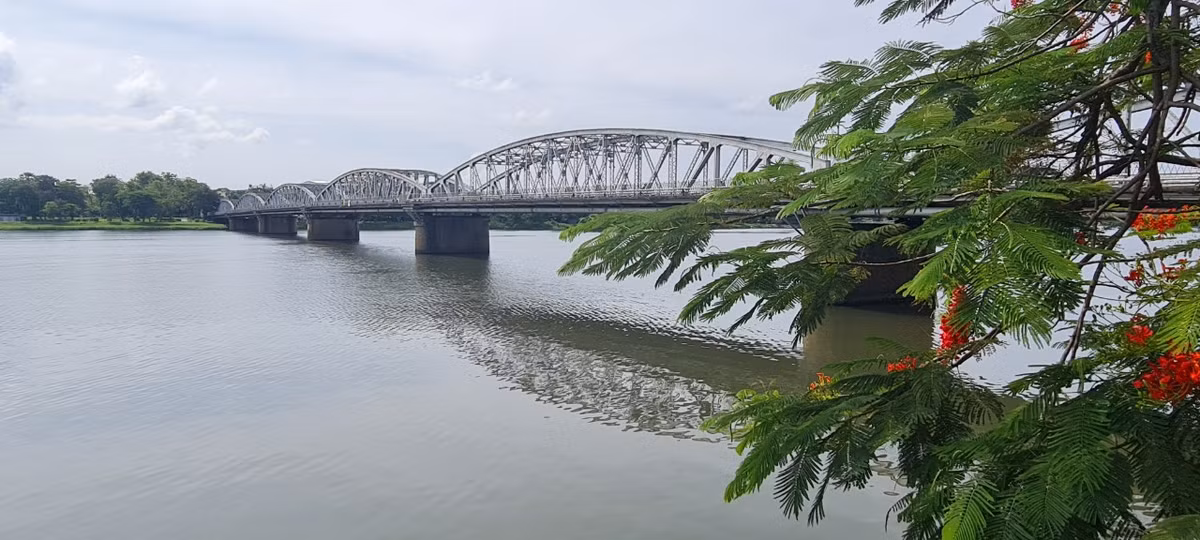  Cầu Trường Tiền hay còn gọi là cầu Tràng Tiền, cầu Thành Thái, là cây cầu đầu tiên được bắc qua sông Hương (TP. Huế), nối liền con đường thiên lý Bắc - Nam cách trở đò giang suốt mấy thế kỷ, chấm dứt sự chia cắt ngay giữa kinh đô Huế.