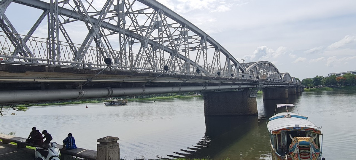 Cầu được xây dựng bằng thép với tổng chiều dài hơn 400m, gồm 6 nhịp dầm thép có dạng hình chiếc lược ngà (bán nguyệt), khẩu độ mỗi nhịp là 67m.