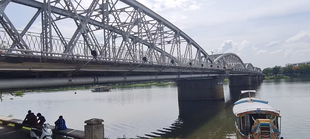 Cầu được xây dựng bằng thép với tổng chiều dài hơn 400m, gồm 6 nhịp dầm thép có dạng hình chiếc lược ngà (bán nguyệt), khẩu độ mỗi nhịp là 67m.