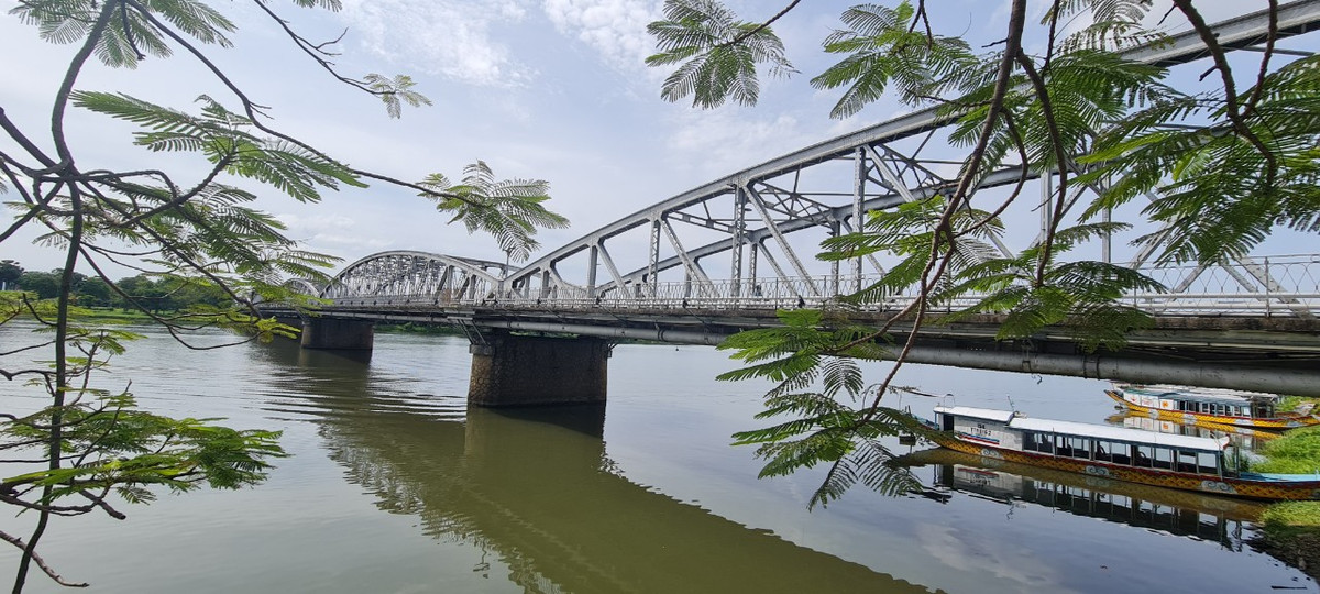 Trải qua nhiều năm với bao thăng trầm của lịch sử, cầu Trường Tiền vẫn sừng sững ở đó như một phần không thể thiếu của vùng đất cố đô.