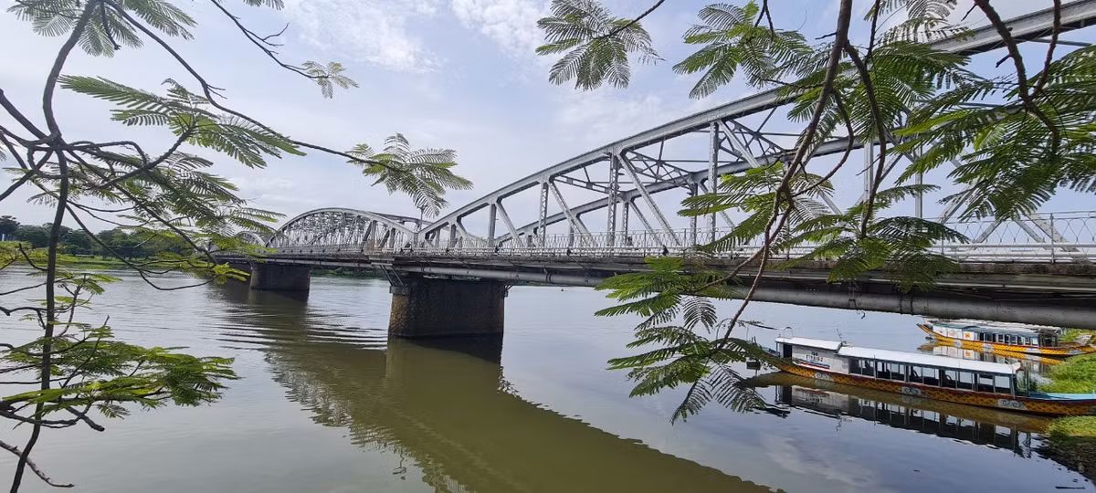 Trải qua nhiều năm với bao thăng trầm của lịch sử, cầu Trường Tiền vẫn sừng sững ở đó như một phần không thể thiếu của vùng đất cố đô.