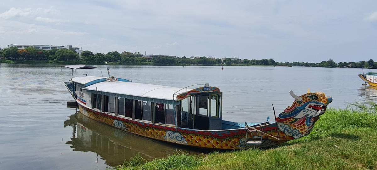 Những chiếc thuyền rồng đặc trưng của xứ Huế tô điểm thêm cho vẻ đẹp yên bình và thơ mộng nơi đây.