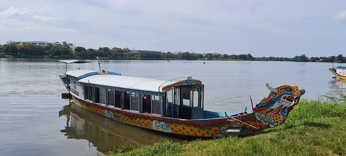 Những chiếc thuyền rồng đặc trưng của xứ Huế tô điểm thêm cho vẻ đẹp yên bình và thơ mộng nơi đây.