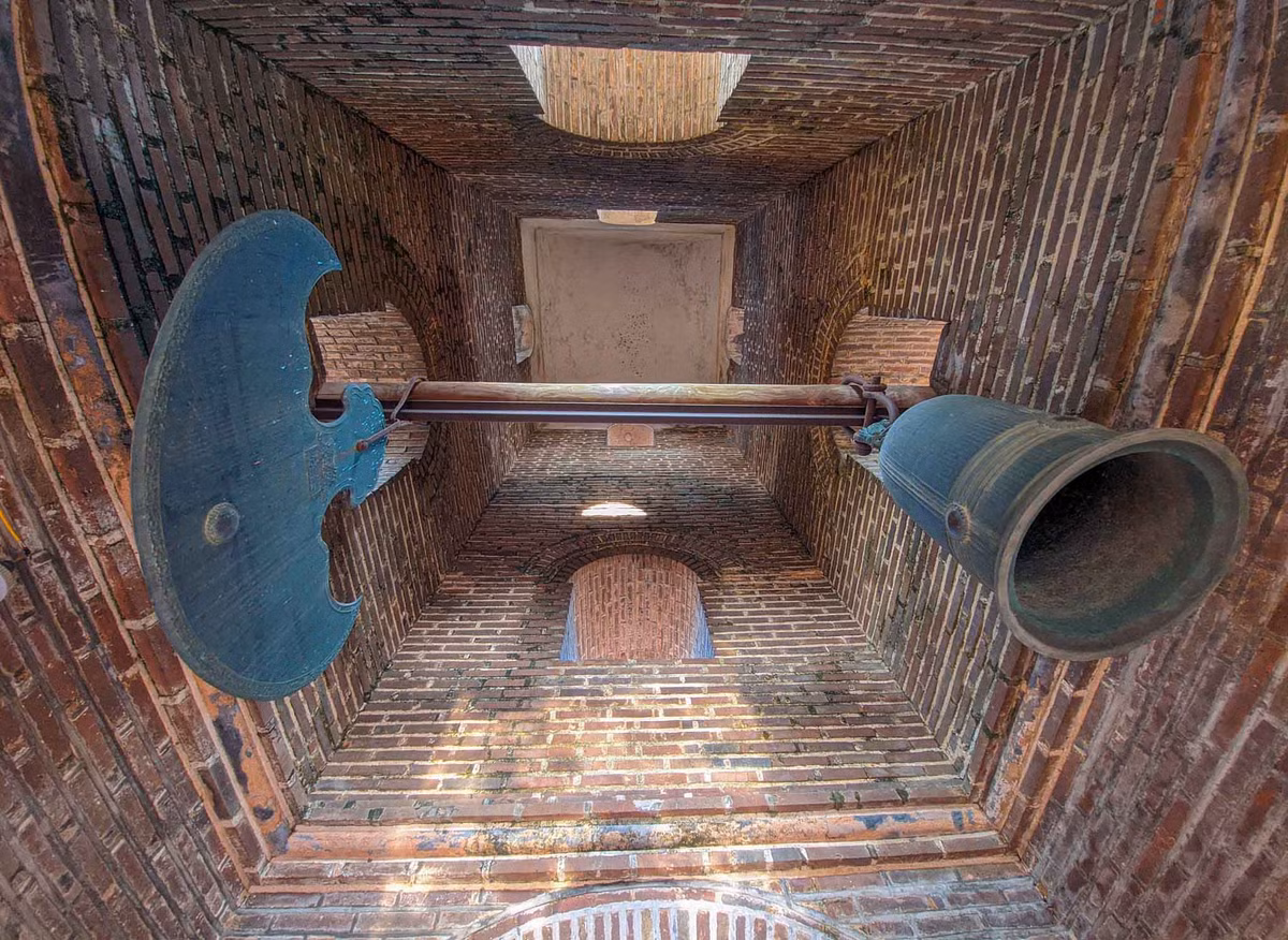 Tháp được xây bằng gạch nung già, với 3 tầng, cao 15m. Bên ngoài tháp có tượng một con cừu đá dài 1,33 m, cao 0,8 m. Trong tháp có một quả chuông đồng đúc năm 1793 và một chiếc khánh đúc năm 1817. Ảnh: Vương Lộc