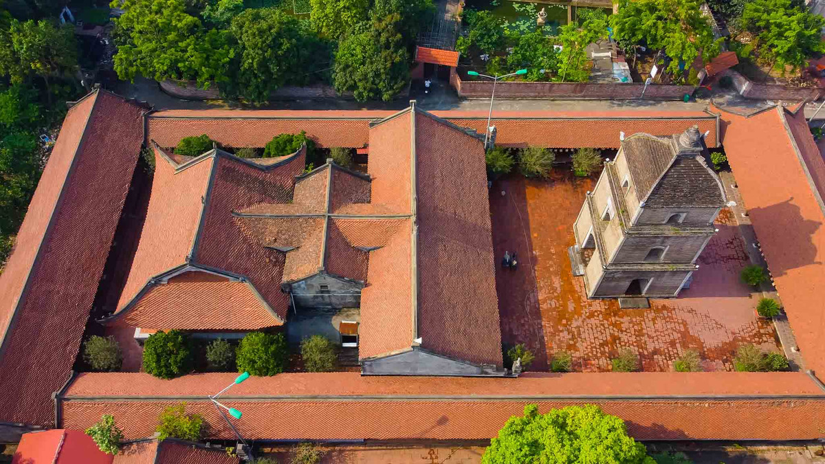 Chùa tọa lạc trên một khu đất cao, rộng, bằng phẳng, cảnh quan đẹp, quay về hướng Tây, có bình đồ kiến trúc kiểu “nội Công ngoại Quốc”, gồm các hạng mục: tam quan, tiền thất (bái vọng đường), tháp Hoà Phong, Tam bảo, hậu đường, hai dãy hành lang và các công trình phụ trợ, như: nhà Mẫu và Tổ, nhà khách, vườn tháp, ao chùa, hệ thống tường bao. Ảnh: Vương Lộc