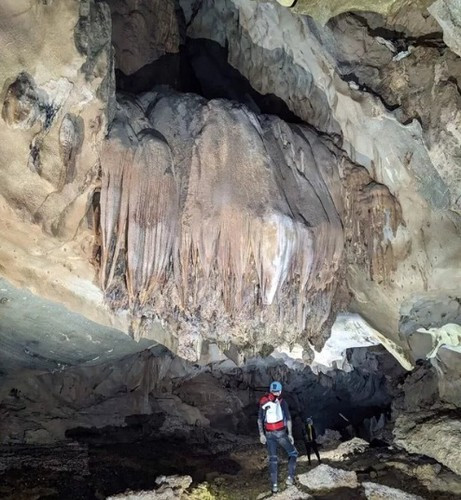 Những nhũ đá hình khối kỳ lạ của hang động mới phát hiện.