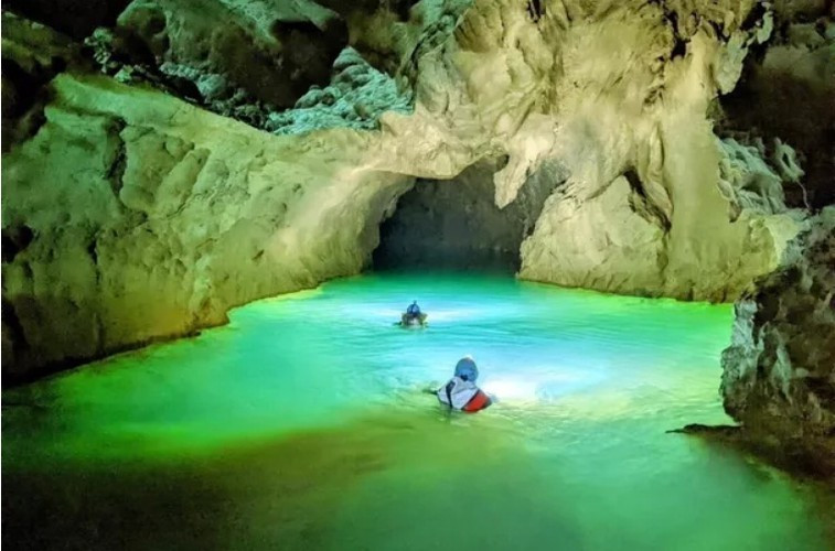 Mạng lưới nước ngầm qua hàng nghìn năm đã bào mòn đá núi để tạo thành hệ thống hang động khổng lồ mới phát hiện ở tỉnh Quảng Bình, nơi vốn có hang động lớn nhất thế giới Sơn Đoòng.