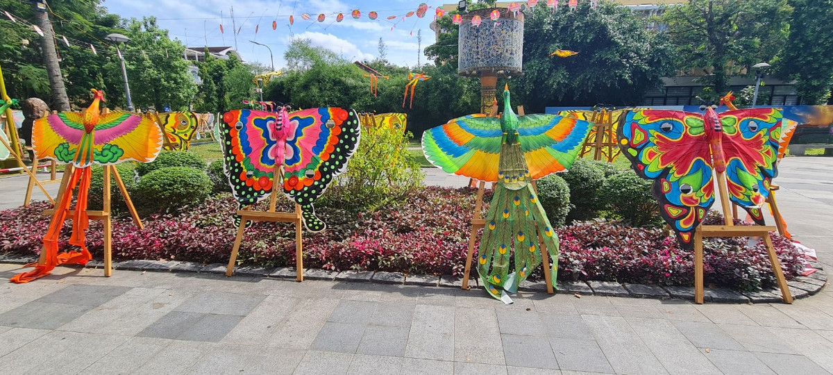 Đủ các chủng loại diều được sắp đặt, trưng bày tại công viên Tứ Tượng dịp này như: diều rồng, chim phượng hoàng, chim công, diều hâu, quạ, én, gà trống, bướm, cá vàng...