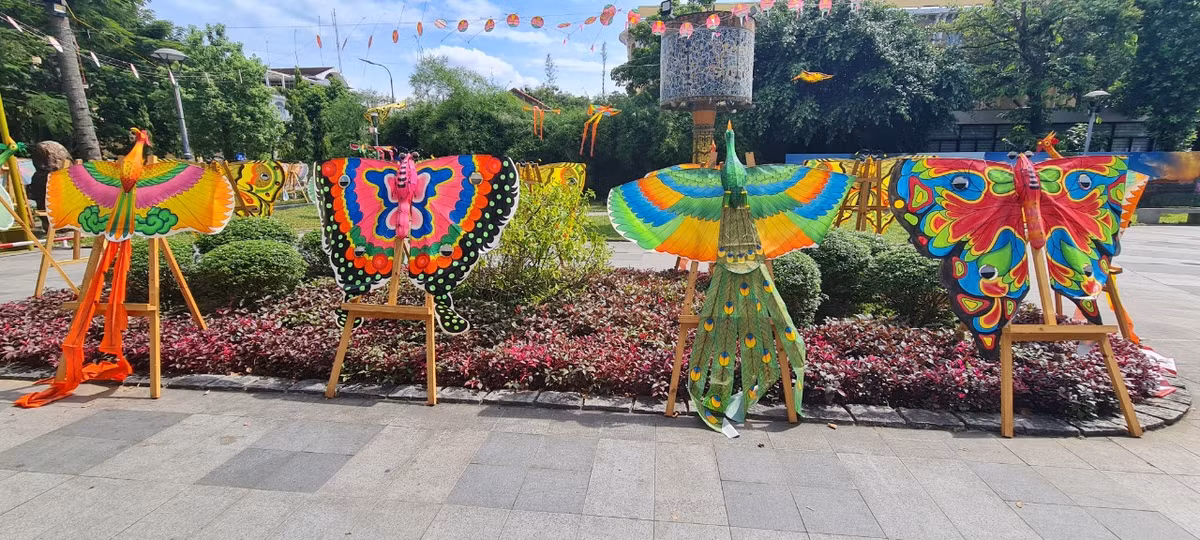 Đủ các chủng loại diều được sắp đặt, trưng bày tại công viên Tứ Tượng dịp này như: diều rồng, chim phượng hoàng, chim công, diều hâu, quạ, én, gà trống, bướm, cá vàng...