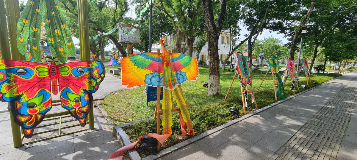 Diều sà xuống dọc các lối đi.