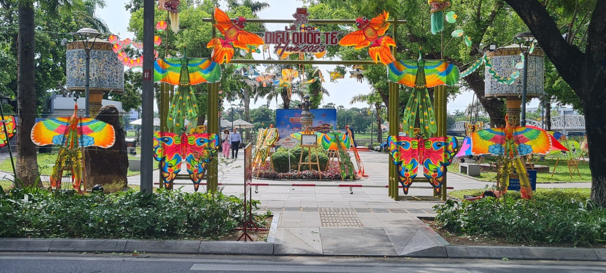 Den Festival Hue, chiem nguong “nghe thuat roi tren khong“