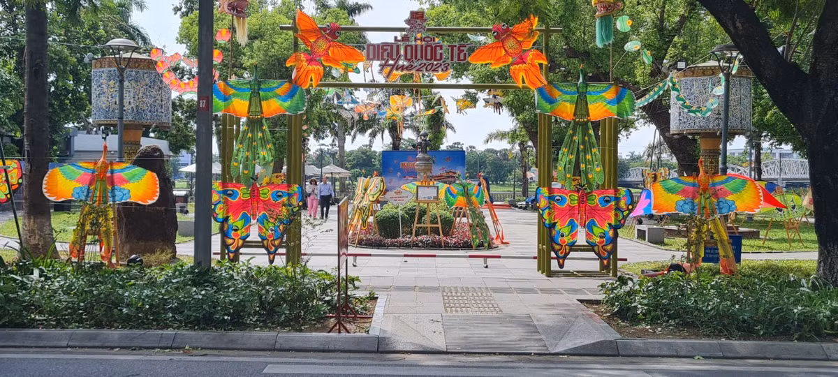 Den Festival Hue, chiem nguong “nghe thuat roi tren khong“