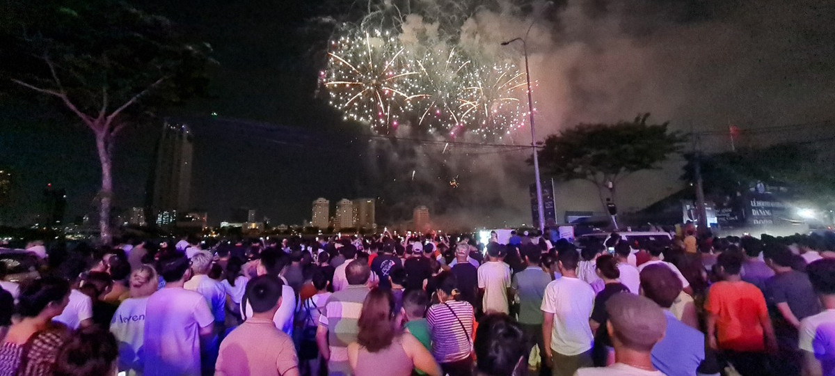 Khai mac Le hoi phao hoa Da Nang: Khan dai khong con cho trong-Hinh-7