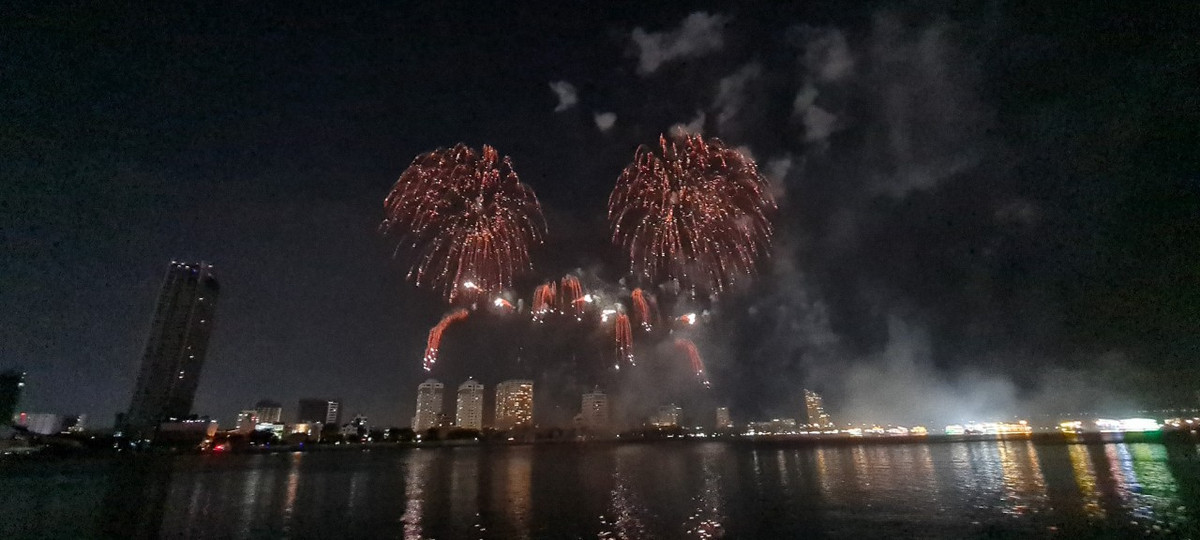 Khai mac Le hoi phao hoa Da Nang: Khan dai khong con cho trong-Hinh-9