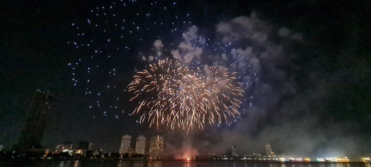 Khai mac Le hoi phao hoa Da Nang: Khan dai khong con cho trong-Hinh-5