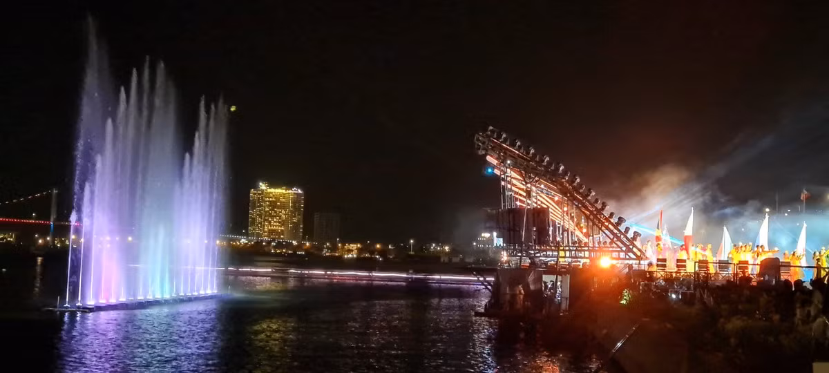 Khai mac Le hoi phao hoa Da Nang: Khan dai khong con cho trong-Hinh-11