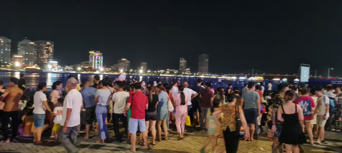 Khai mac Le hoi phao hoa Da Nang: Khan dai khong con cho trong