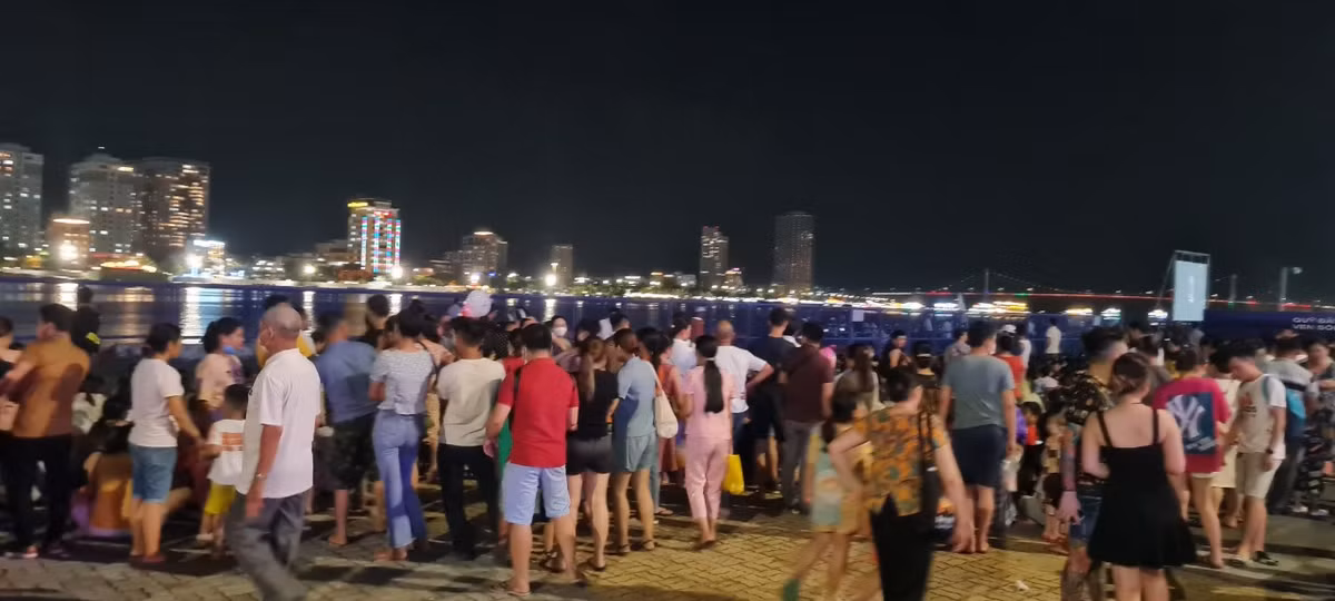 Khai mac Le hoi phao hoa Da Nang: Khan dai khong con cho trong