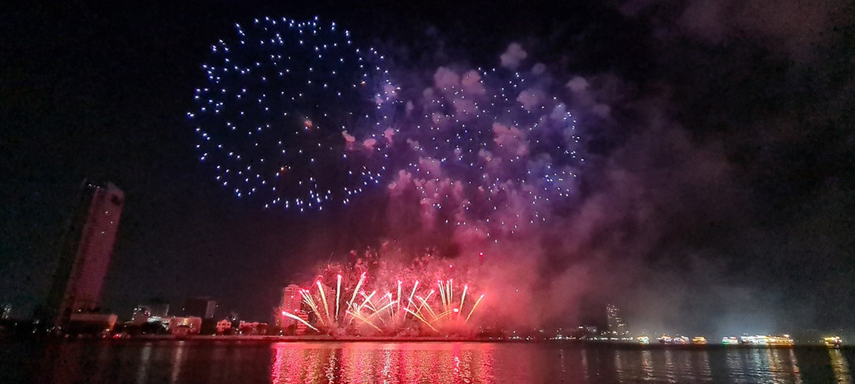 Khai mac Le hoi phao hoa Da Nang: Khan dai khong con cho trong-Hinh-8