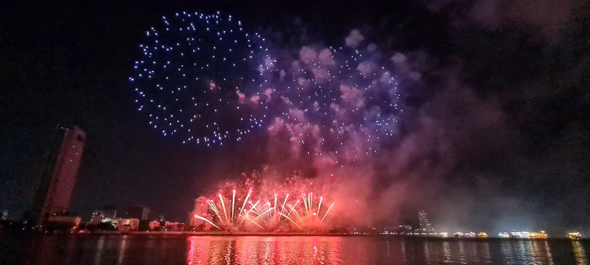 Khai mac Le hoi phao hoa Da Nang: Khan dai khong con cho trong-Hinh-8