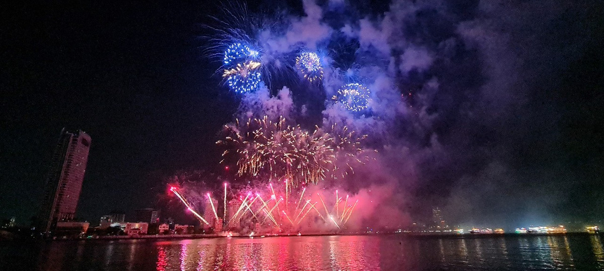 Khai mac Le hoi phao hoa Da Nang: Khan dai khong con cho trong-Hinh-6