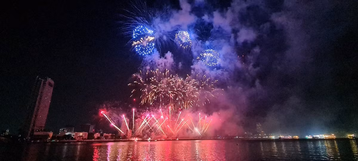 Khai mac Le hoi phao hoa Da Nang: Khan dai khong con cho trong-Hinh-6