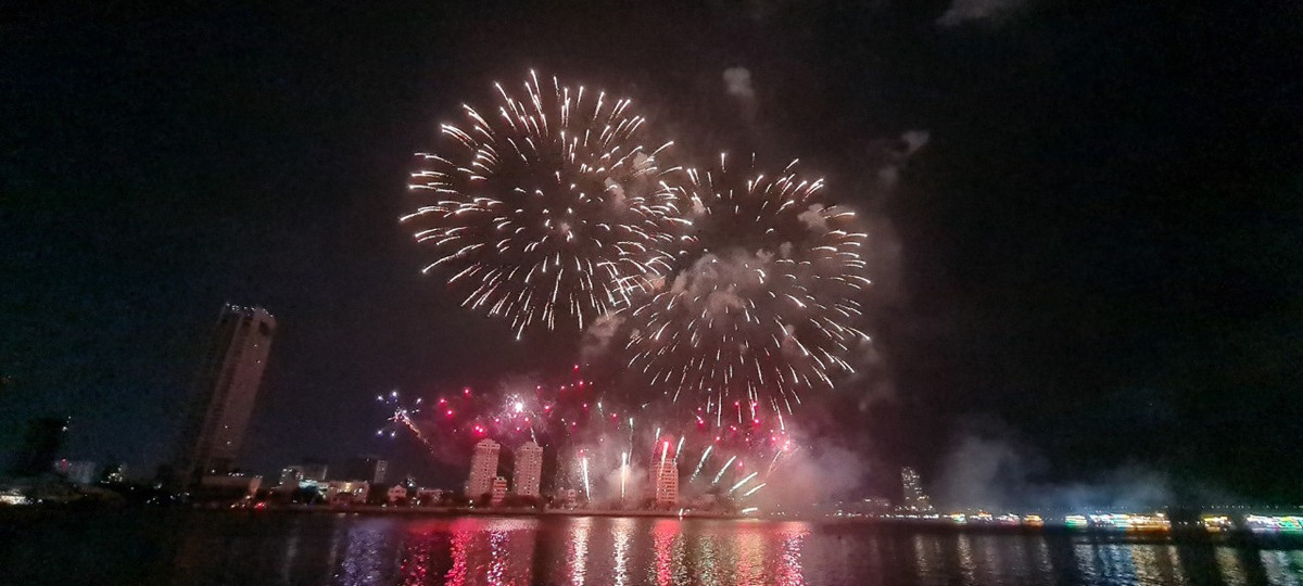 Khai mac Le hoi phao hoa Da Nang: Khan dai khong con cho trong-Hinh-4