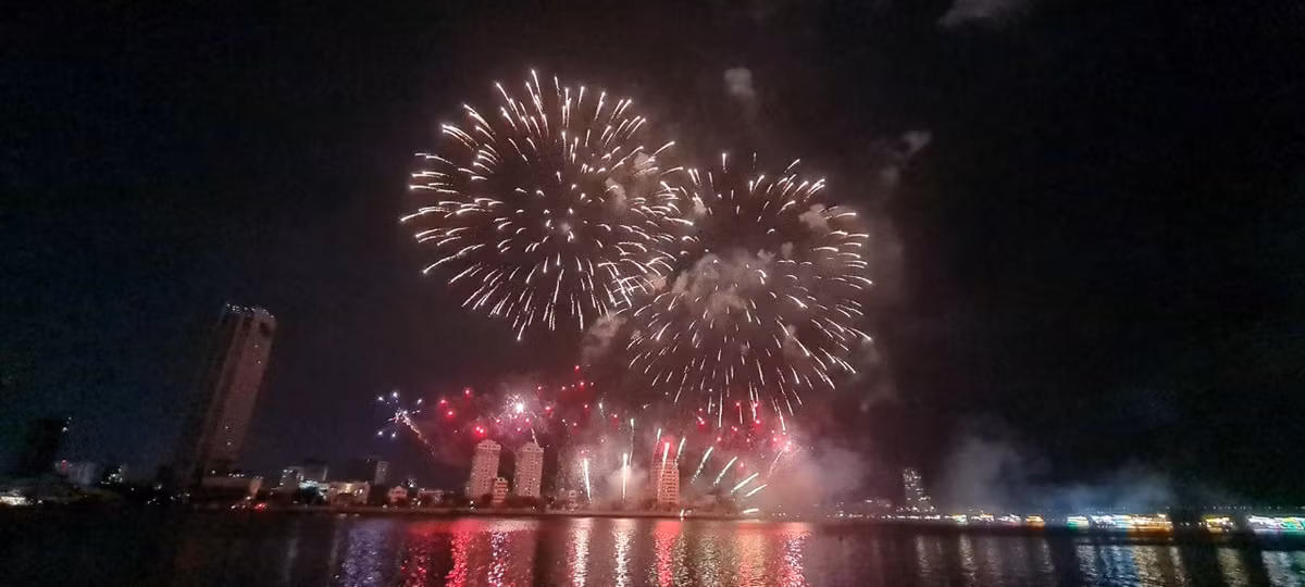 Khai mac Le hoi phao hoa Da Nang: Khan dai khong con cho trong-Hinh-4