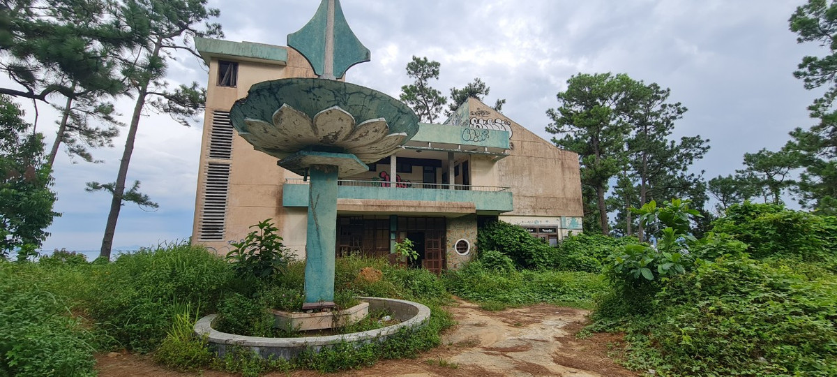 Đến gần, nhiều người ngỡ ngàng khi nhận ra đây từng là một khách sạn nhỏ với đài phun nước làm tiểu cảnh ở khu vực tiền sảnh.