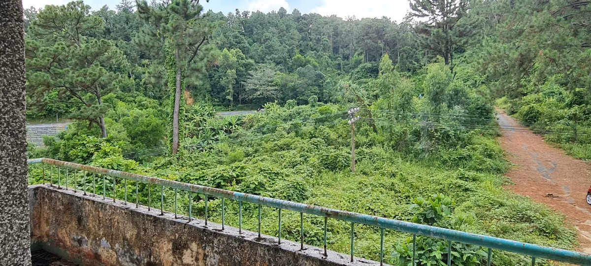  Khách sạn bỏ hoang trên đèo Hải Vân có lẽ sẽ là một địa điểm bí ẩn dành cho các bạn trẻ thích khám phá trên cung đèo lừng danh.