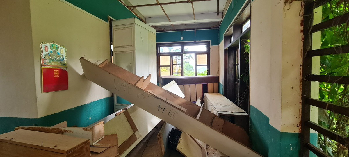 Nhìn vào bên trong là cảnh tượng ngổn ngang với nhiều vật dụng cũ nát.