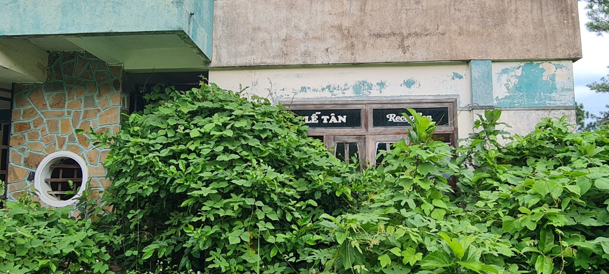 Dòng chữ "lễ tân" trên ô cửa gợi nhớ về một thời "hoàng kim" của ngôi nhà.