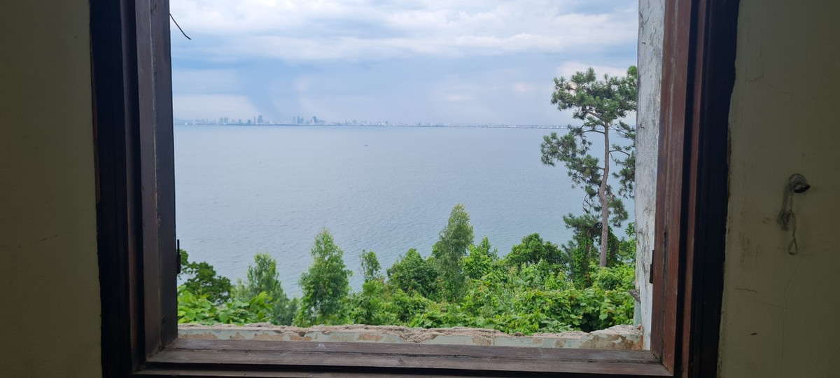 Bên ngoài khung cửa là vẻ đẹp non nước trời mây của Hải Vân - một trong những cung đèo ven biển đẹp nhất thế giới.