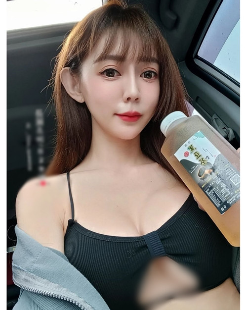 Bên cạnh những bình luận ủng hộ và tán dương nhan sắc của hot girl đồng thời cũng là cô giáo này, Nagase Kunni bị chỉ trích là khoe thân trá hình.