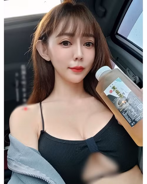 Bên cạnh những bình luận ủng hộ và tán dương nhan sắc của hot girl đồng thời cũng là cô giáo này, Nagase Kunni bị chỉ trích là khoe thân trá hình.