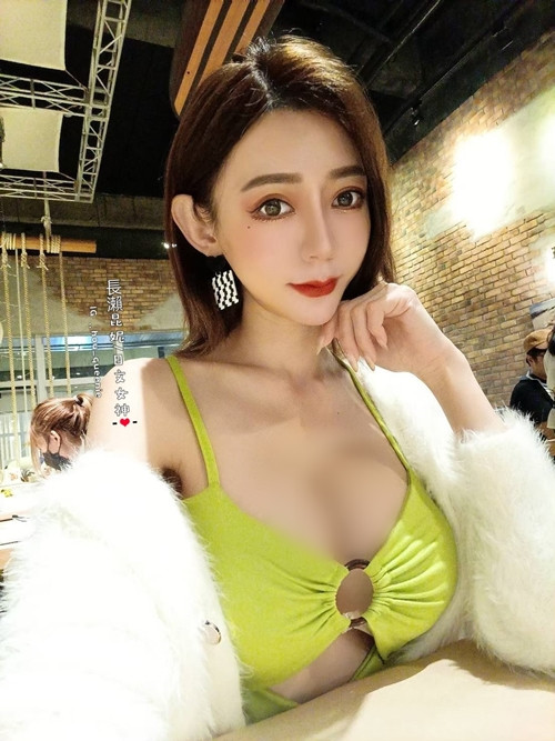 Vì thế, Nagase Kunni cho rằng mình không làm điều gì sai cả. Hơn nữa mốt hở chân ngực rất nhiều sao quốc tế đã diện.